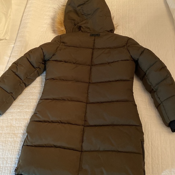 Pajar Kids winter jacket with side zipper and fur hood. Smoke free home. - Picture 5 of 6
